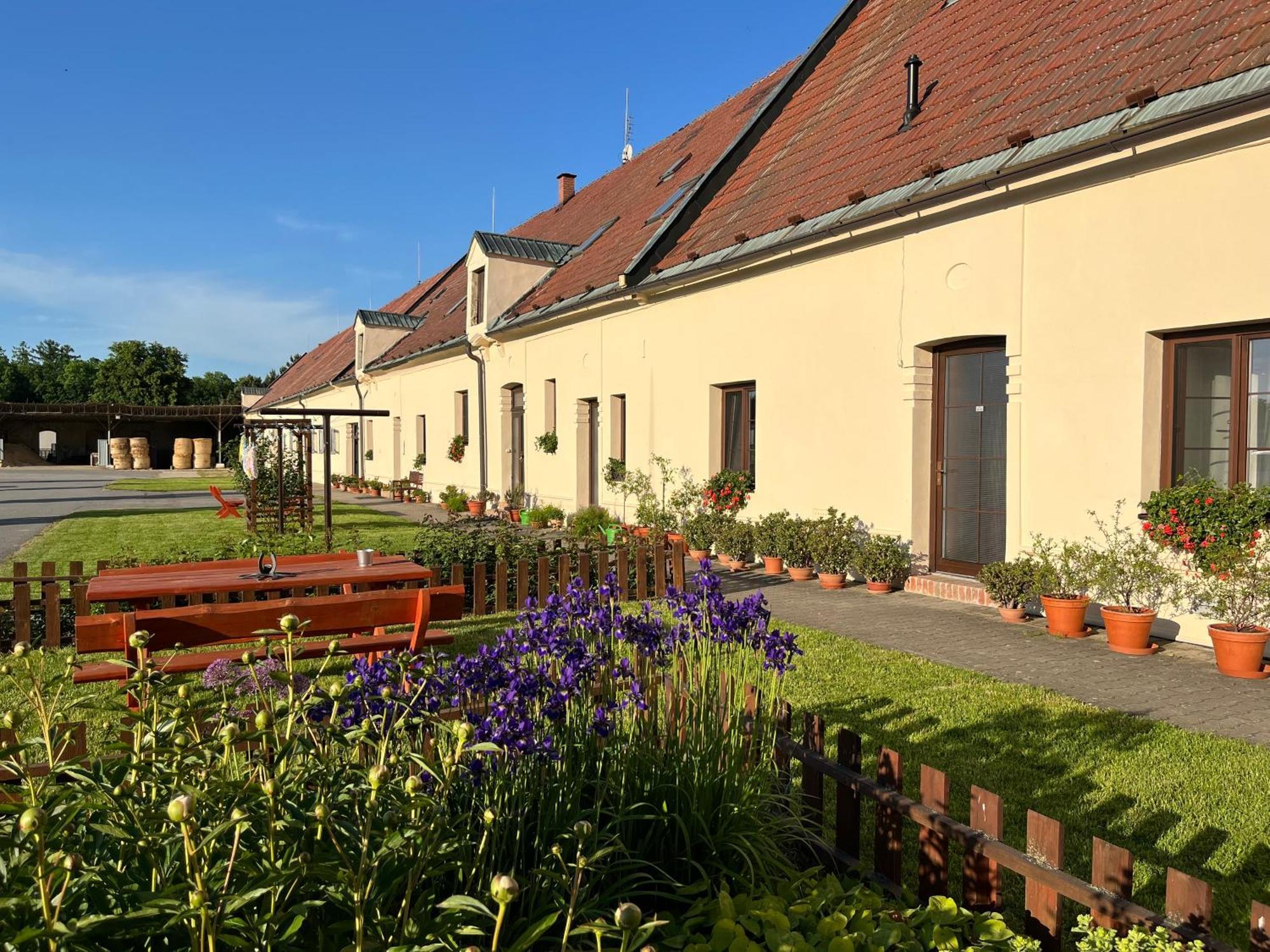 Hotel Dvur Nove Zamky Mladec Exterior foto